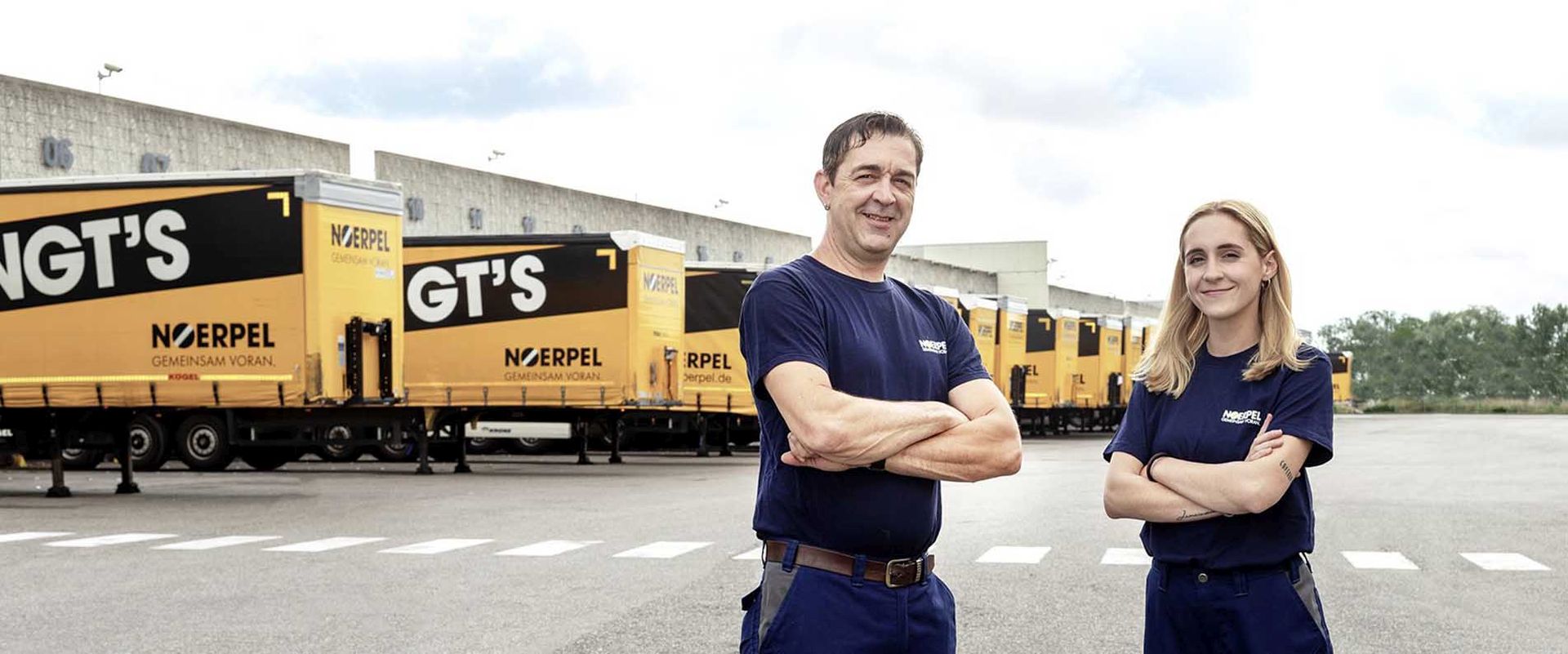 Mitarbeiter vor der Umschlaghalle