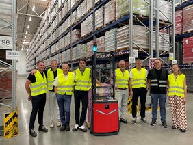 Fahrerloses Transportsystem Gruppenfoto mit Vorstand