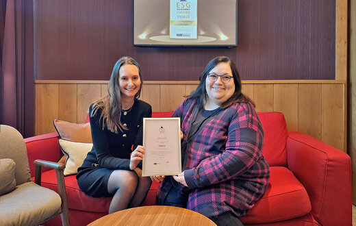 Judith Noerpel-Schneider und Viktoria Wessel mit dem ESG Award