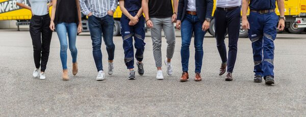 Stellenangebote Mitarbeitende laufen auf dem Hof