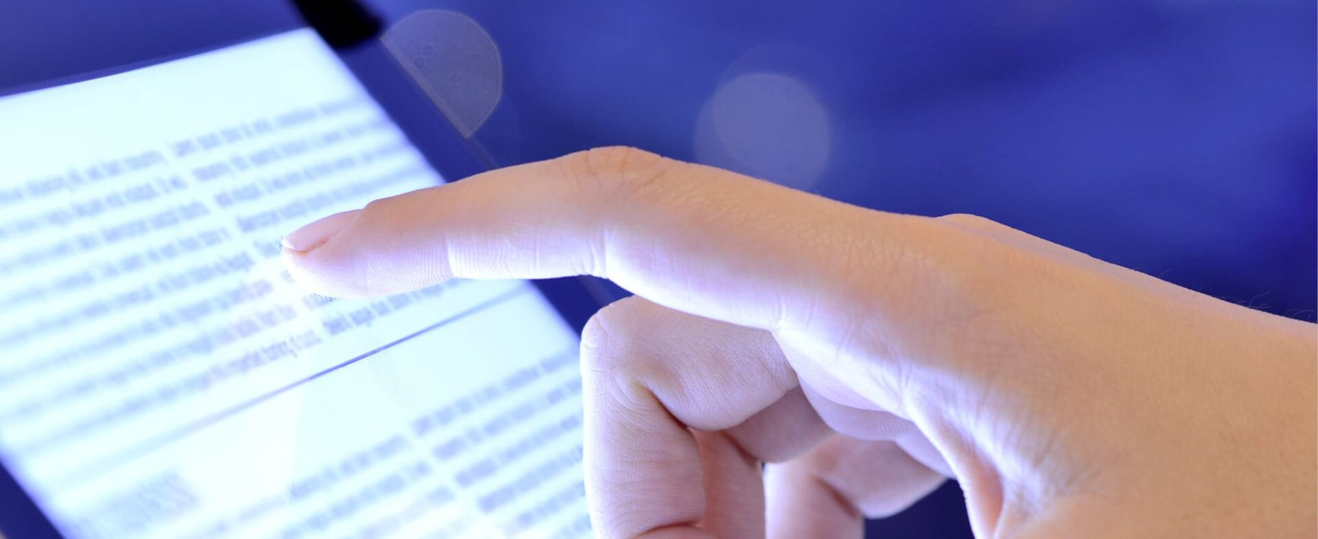 Aktuelles Tablet mit Finger