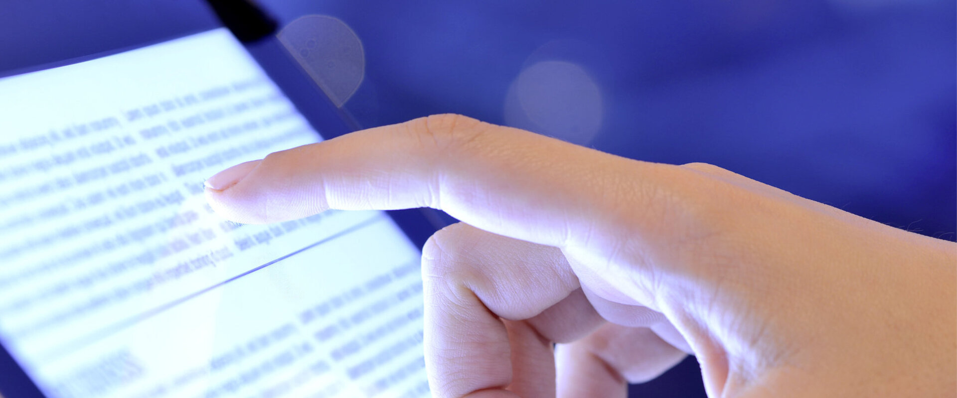 Aktuelles Tablet mit Finger