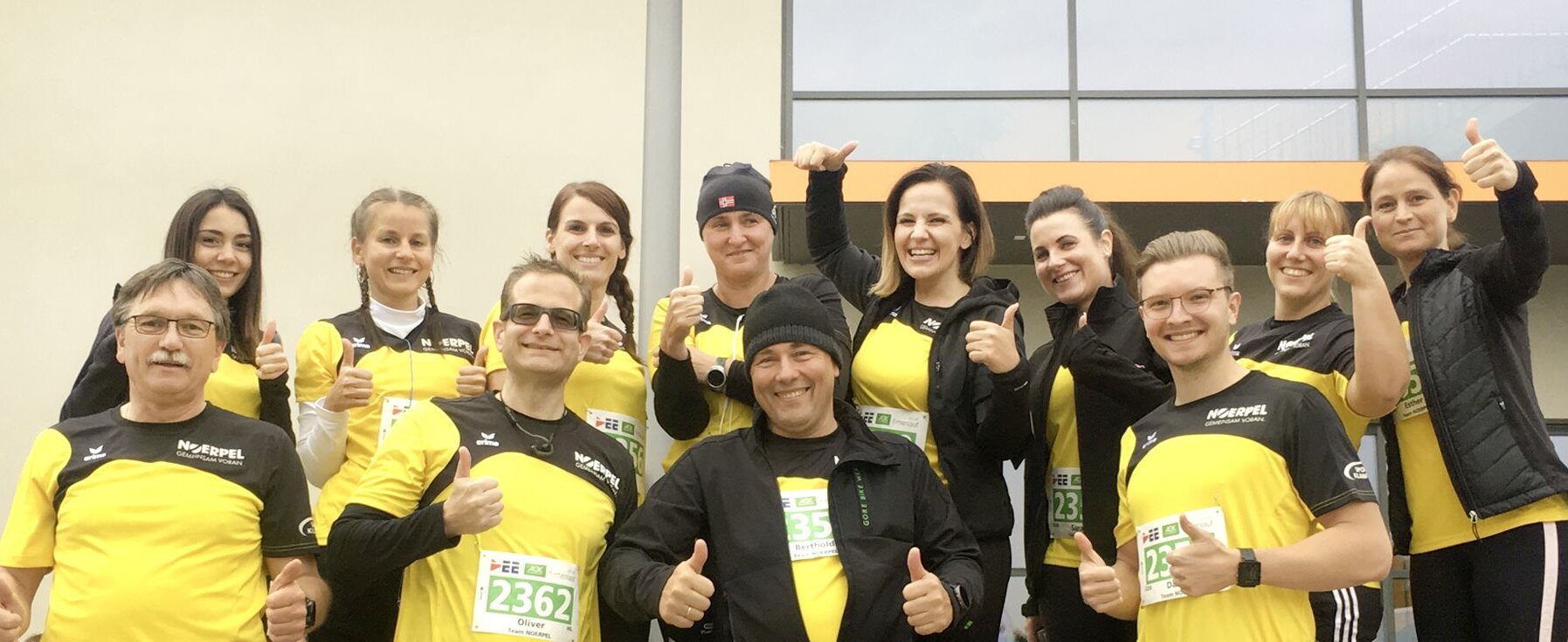 Mitarbeitende bei einem Sportevent mit Noerpel Trikots