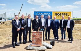 Männer im Anzug bei der Grundsteinlegung