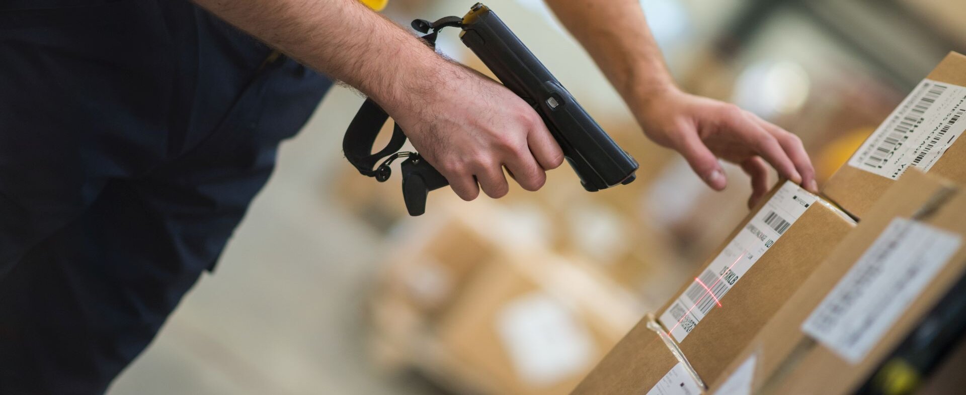 Scangerät an Paketen
