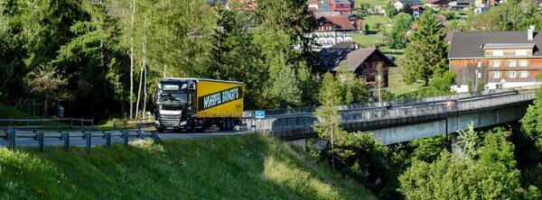 Heute bewegt morgen LKW in Landschaft