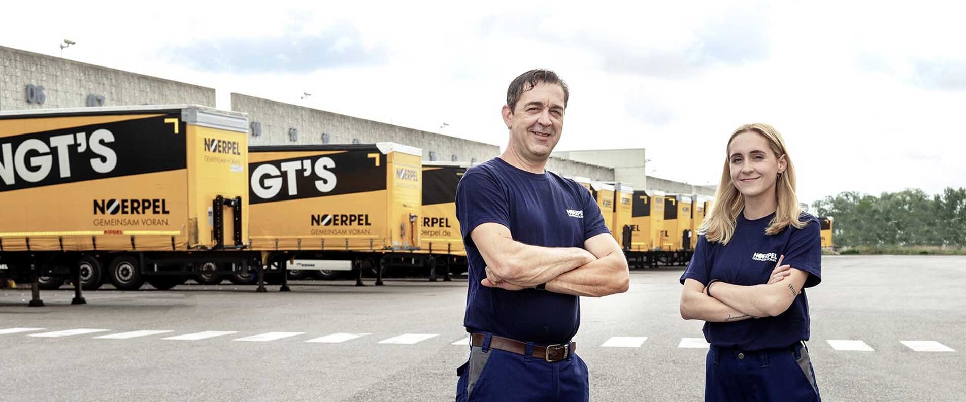 Mitarbeiter vor der Umschlaghalle