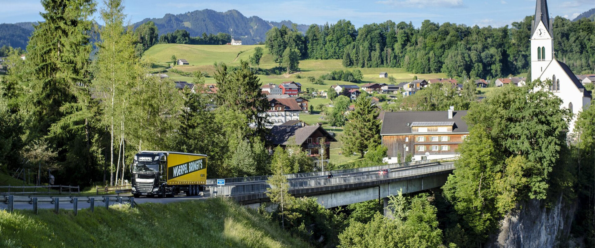 Noerpel LKW auf der Straße in der Landschaft